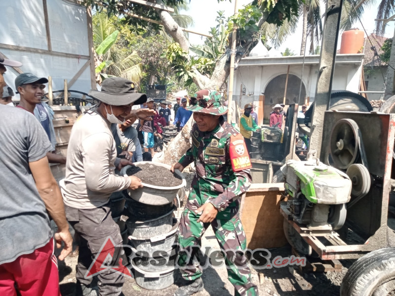 Babinsa Koramil 1615-09/Sikur Turun Langsung Bantu Pembangunan Menara Masjid di Dusun Penyenggir