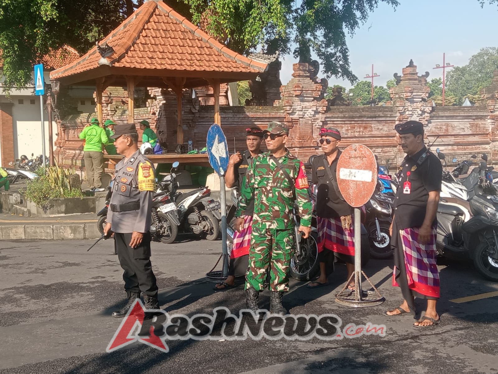 Sinergi TNI–Polri dan Pecalang Amankan Upacara Mendak Toyo Ning di Gianyar
