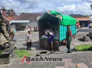 Babinsa Singapadu Kaler Kawal Ketat Penyaluran Beras CBP Kemensos