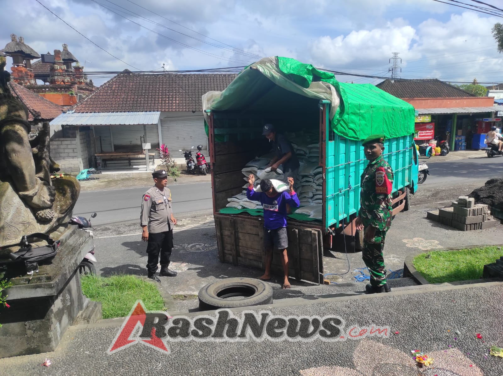 Babinsa Singapadu Kaler Kawal Ketat Penyaluran Beras CBP Kemensos