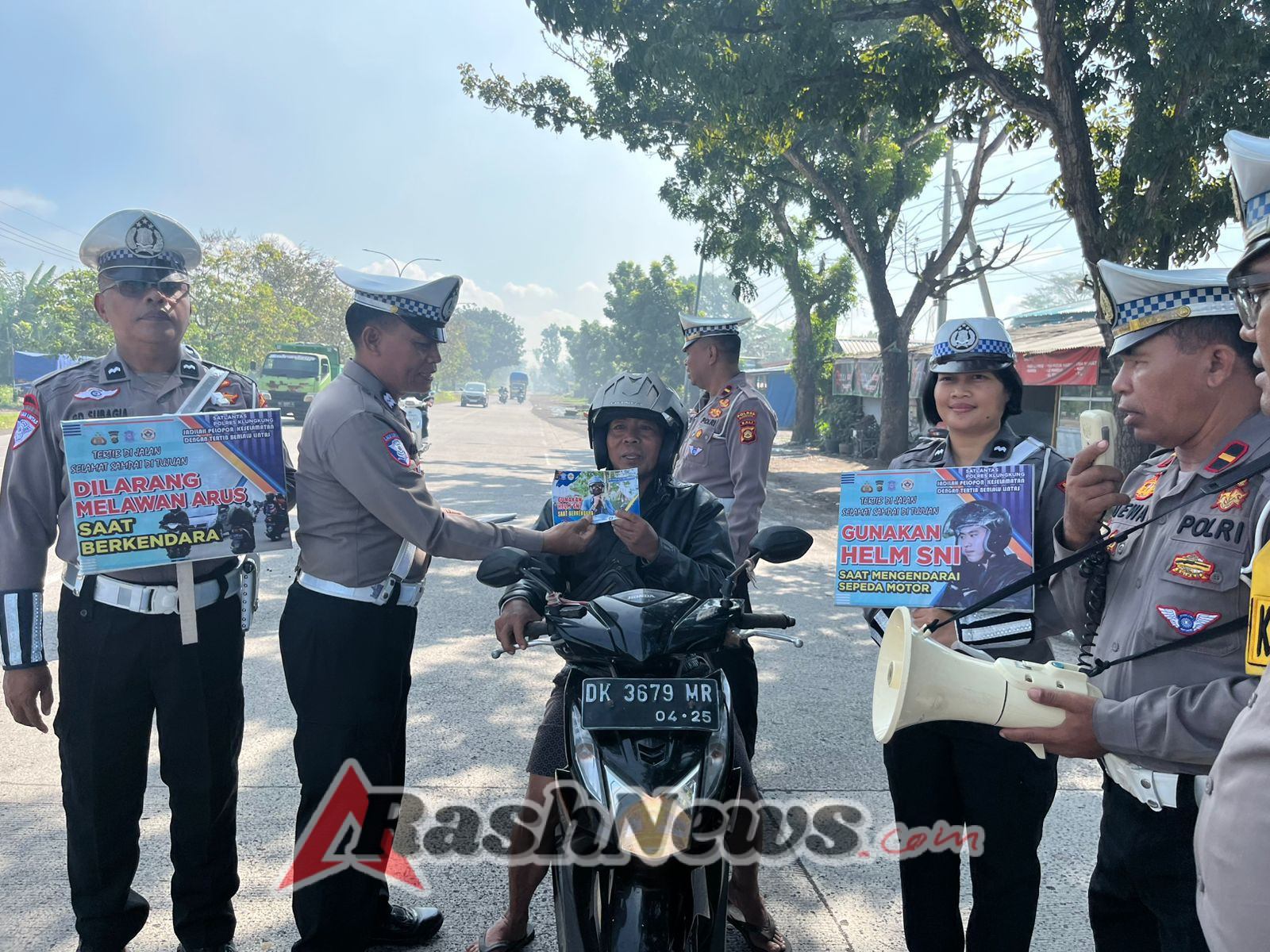 Ops Patuh Agung 2025, Polres Klungkung Laksanakan Imbauan dan Pembagian Brosur di Jalan Bypass Ida Bagus Mantra