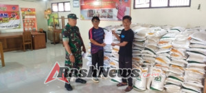 Kawal Bantuan Pangan, Babinsa Pastikan Warga Mayong Terima Beras Secara Merata dan tepat sasaran