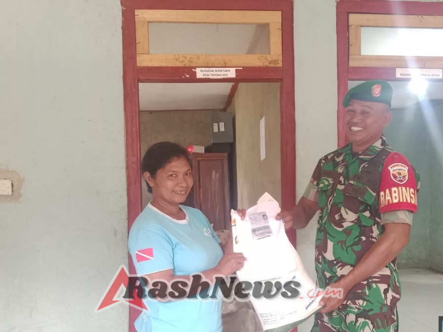 Babinsa Koramil 1612-03/Reok Hadiri Penyaluran Bantuan Beras Bulog untuk 179 KK di Desa Torong Koe