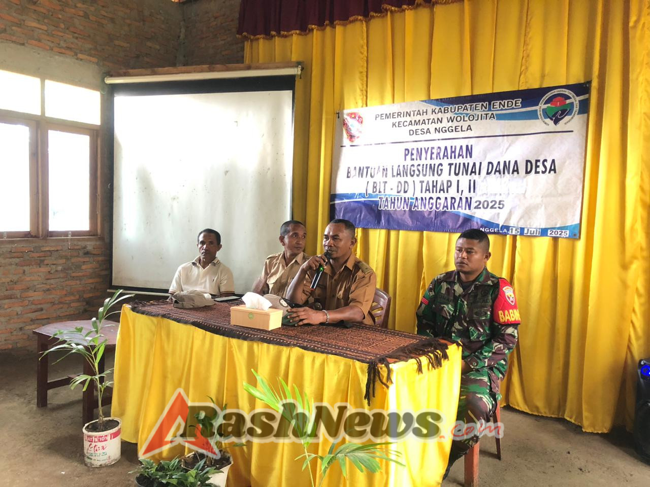 Penyaluran BLT Desa Nggela, Babinsa Wolowaru Turut Hadir dan Pantau Kegiatan
