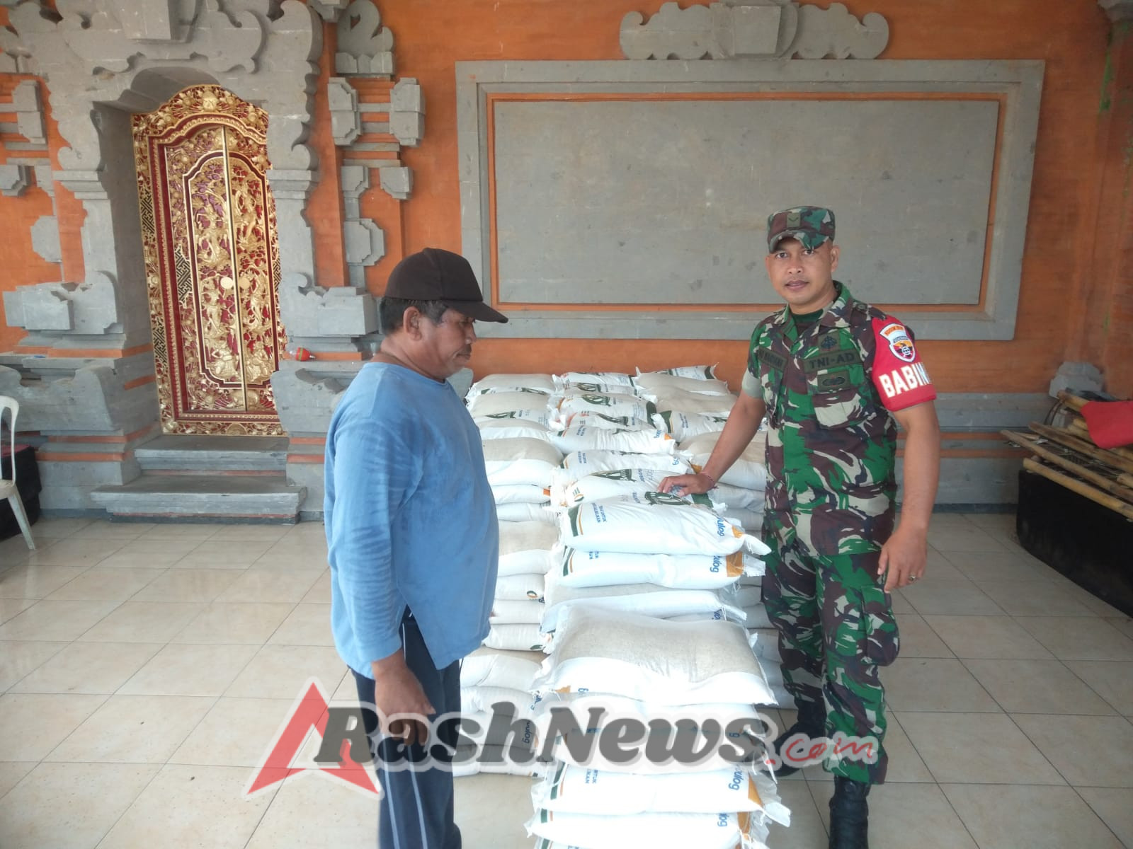 Pastikan Aman dan Lancar, Babinsa Kawal Pendistribusian Beras Bulog di Desa Kedisan