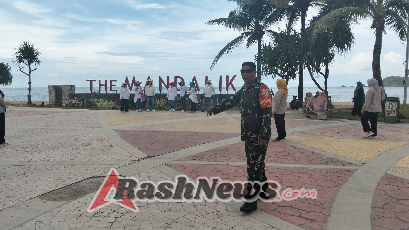 Ciptakan Kesadaran Kolektif, Babinsa Himbau Pengunjung Wisata Jangan Buang Sampah Sembarangan