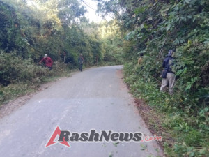 Koramil Ropang Bersama Warga Lantung Buka Akses Jalan Tertutup Pohon