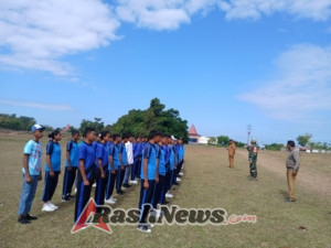 Babinsa Latih Paskibra Kecamatan Laboya Barat di Lapangan Hobakalla