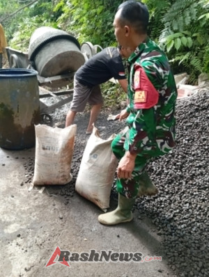Wujud Kemanunggalan TNI dan Rakyat, Babinsa Yangapi Laksanakan Gotong Royong Pengecoran Jalan