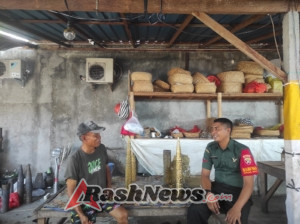 Babinsa Kamasan Motivasi Pengerajin Kelongsong Untuk Tingkatkan Kualitas Dan Manfaatkan Medsos