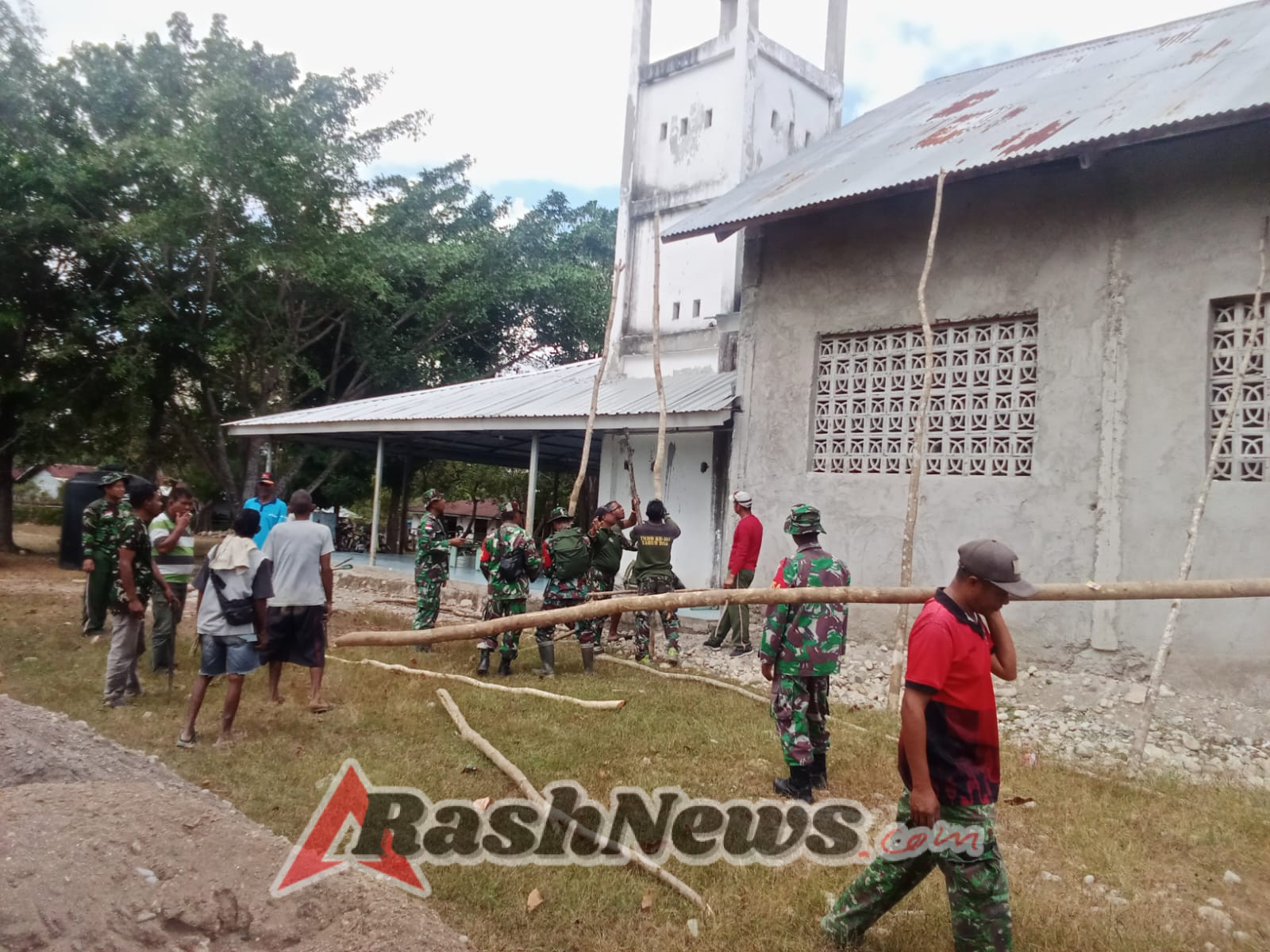 TNI dan Masyarakat Gencar Kerjakan Sasaran Fisik Pembangunan Jalan TMMD
