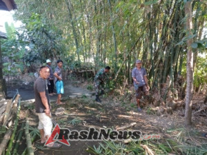 Sertu Embang Bersama Warga Lakukan Gotong Royong Demi Lingkungan yang Lebih Bersih