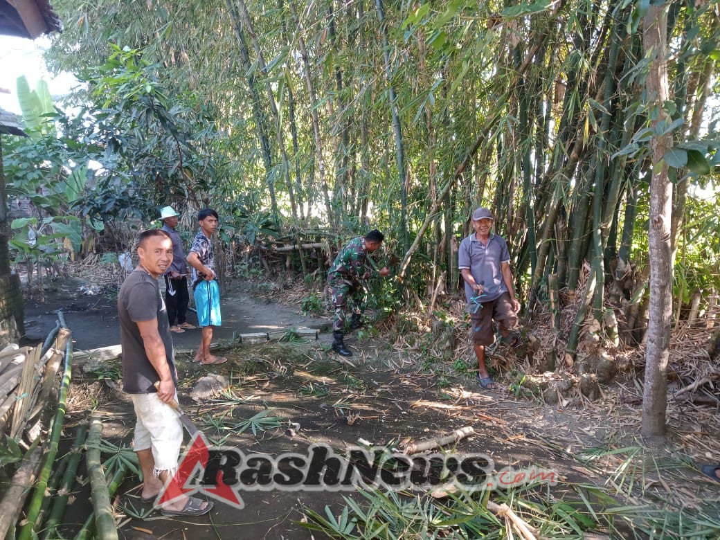 Sertu Embang Bersama Warga Lakukan Gotong Royong Demi Lingkungan yang Lebih Bersih