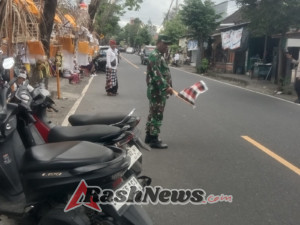 Babinsa Takmung Apresiasi Gotong Royong Warga Sukseskan Karya Pura Pasek Jambot