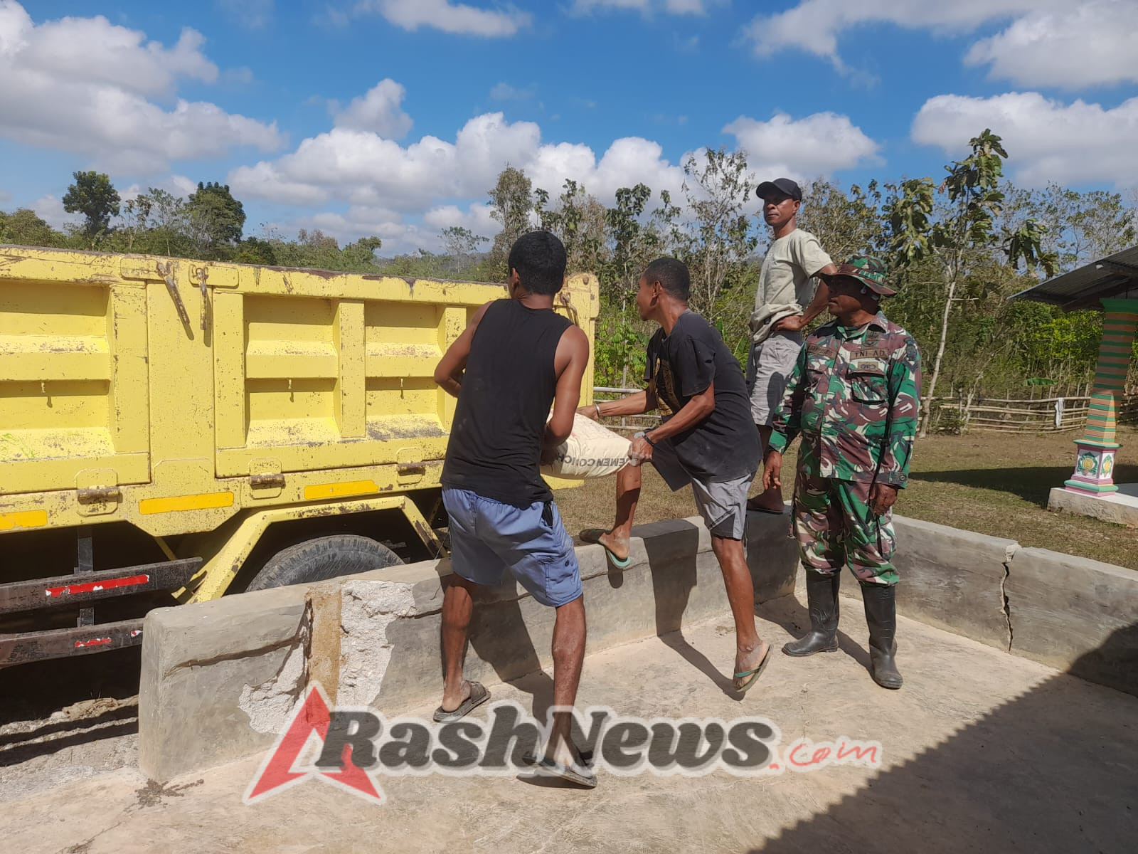 KODIM 1605/BELU, Memasuki hari ketiga, pengerjaan pada pembangunan jalan baru Desa Naekasa Kecamatan Tasifeto Barat Kabupaten Belu pada program TMMD 125 Kodim Belu terus digenjot pengerjaannya, Jumat (25/7/2025).  Dalam pengerjaan pembangunan jalan baru tersebut membutuhkan beberapa bahan material lainnya, diantaranya semen yang mana semen merupakan salah satu bahan yang sangat penting dalam memperkuat struktur suatu bangunan.  Oleh karena itu guna menunjang lancarnya proses pengerjaan pembangunan jalan baru tersebut, Satgas TMMD lakukan pengedropan bahan semen ke lokasi pembangunan jalan sehingga ketersediaan bahan untuk memperlancar pengerjaan selalu ada.  Salah seorang anggota Satgas TMMD Sertu Armindo mengatakan tanpa adanya dukungan bahan material khususnya semen tentunya prosentase pengerjaan sasaran fisik tidak akan mengalami peningkatan.  “Walaupun baru memasuki hari ketiga tapi pengerjaan pembangunan jalan baru ini terus dikebut oleh karena itu suplay bahan material terus di dorong ke lokasi sehingga tidak menghambat jalannya proses pengerjaan” ungkap anggota satgas TMMD tersebut.  Adapun sasaran fisik dalam kegiatan TMMD 125 TA 2025 adalah pembangunan jalan baru Desa Naekasa dengan panjang 625 meter dan lebar 6 meter serta timbunan, pembuatan limpasan 1 unit, galian saluran drainase sepanjang 260 meter, pasangan batu kiri panjang 380 meter, pasangan batu kanan panjang 375 meter dan rabat beton panjang 50 meter dengan lebar 4 meter.
