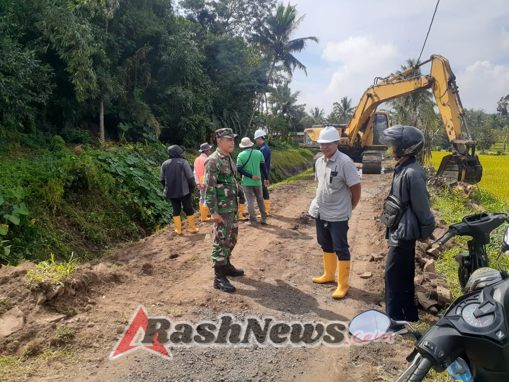 Babinsa Apresiasi BWS Lakukan Pengerukan Irigasi Di Bebuak Dengan Alat Berat