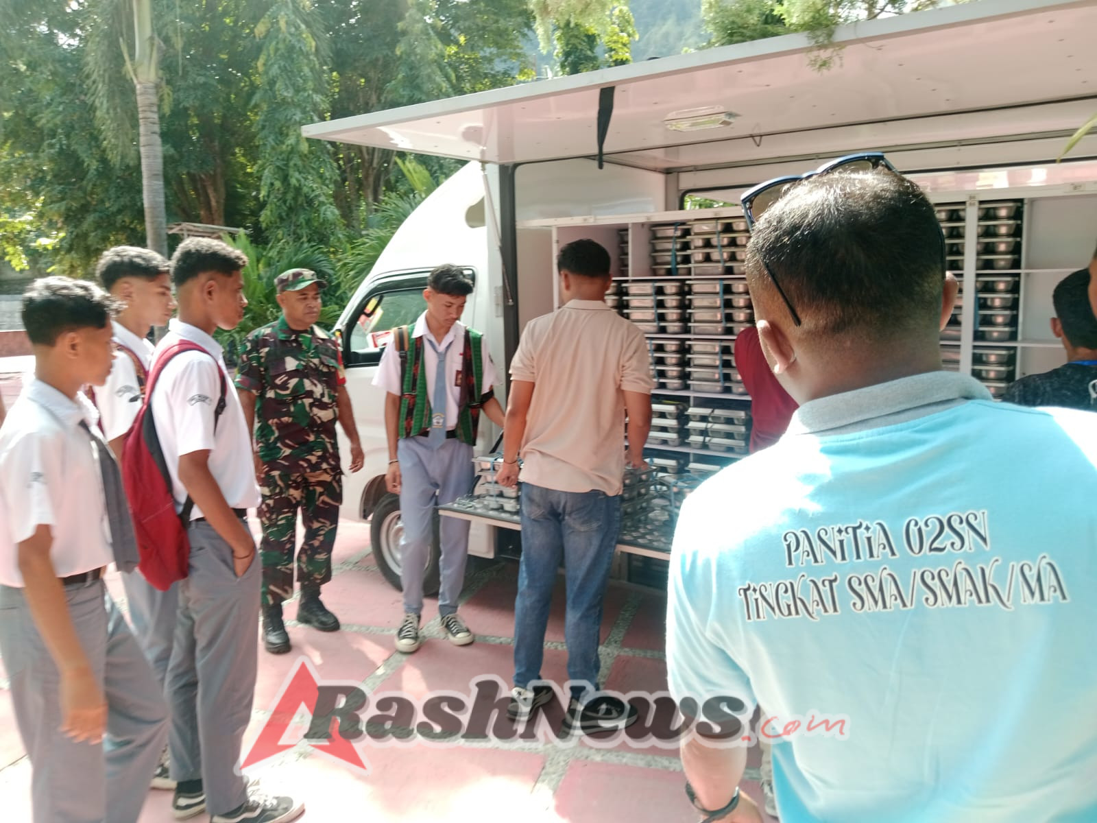 Babinsa Kodim 1602/Ende Tegakkan Keamanan Saat Pembagian Makan Bergizi di Ende Utara