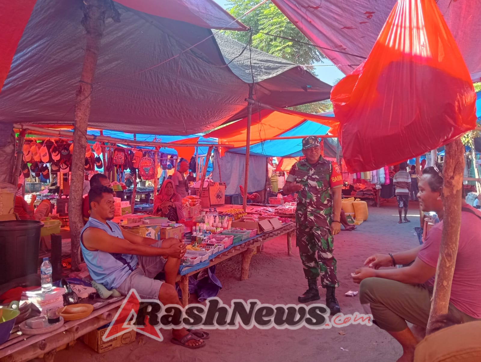 Komsos Humanis Babinsa di Pasar Maurole Wujudkan Kemanunggalan TNI-Rakyat