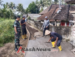 Percepat Pembangunan Infrastruktur, Babinsa Kawal Pengerjaan Jalan Bersama Warga