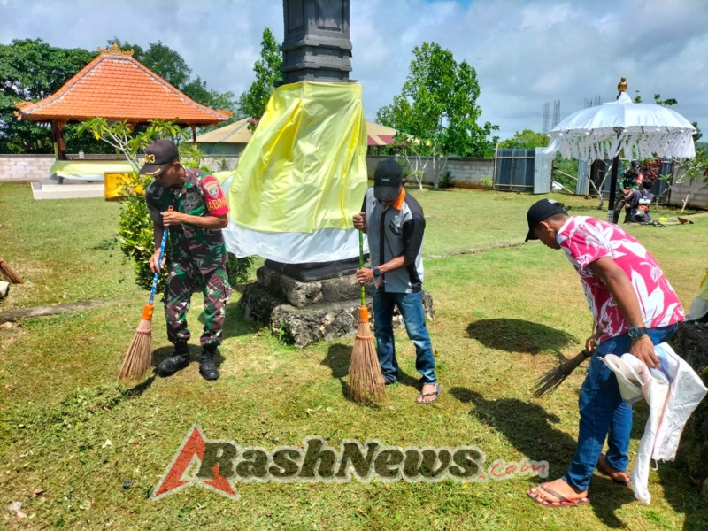 Babinsa Koramil 03/Katikutana Bersama Warga Gotong Royong Bersihkan Tempat Ibadah di Sumba Tengah