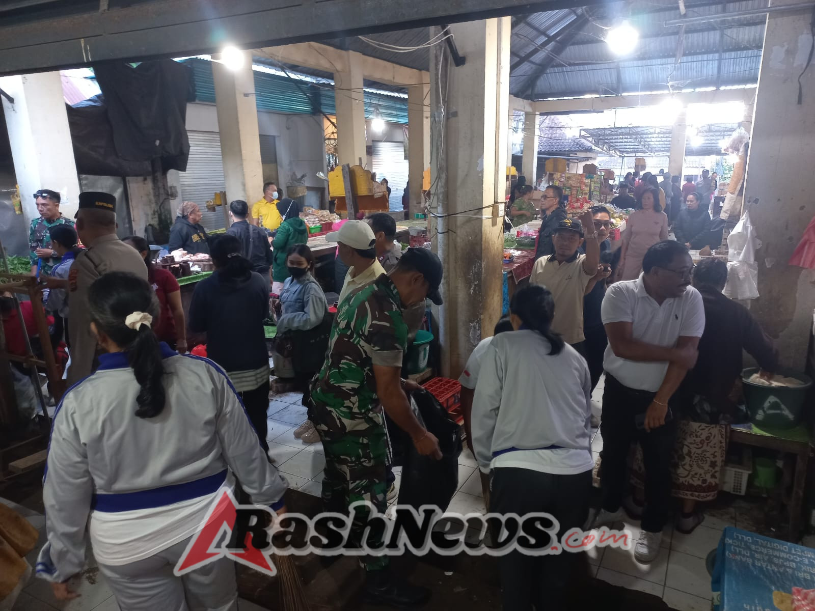 Gotong Royong Pembersihan Pasar Banyuatis: Sinergi TNI-Polri dan Warga Menuju Pasar Sehat Berbasis Tri Hita Karana