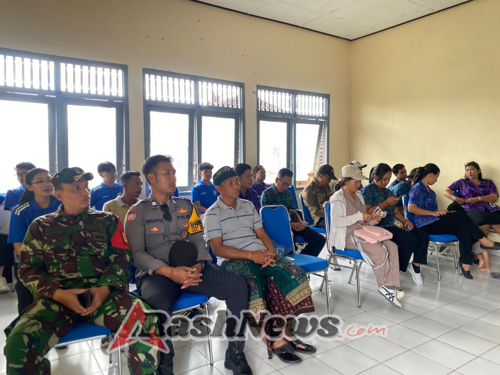 Hadiri Penerimaan Mahasiswa KKN, Bhabinkamtibmas Desa Bungamekar Sosialisasikan Call Center Polri 110.