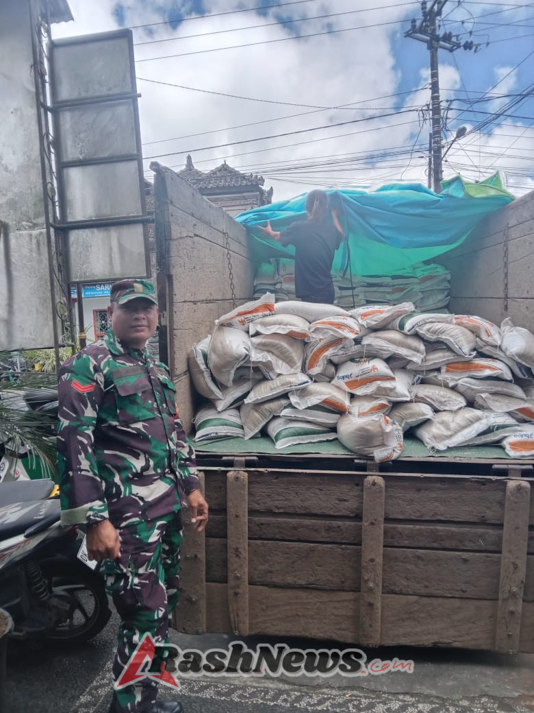 Babinsa 04/Kintamani Kawal Penyaluran Beras Bantuan Pemerintah ke Masyarakat