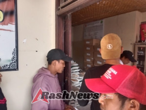 Babinsa Kerta Serda I Nyoman Lemuh Kawal Penyaluran Beras Bantuan Kemensos