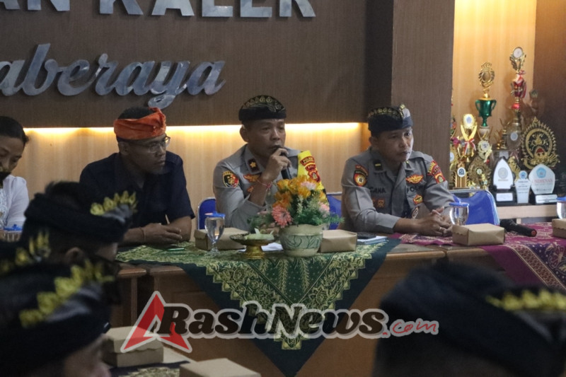 Polres Klungkung Gelar Jumat Mesadu Quick Wins Presisi di Desa Dawan Kaler.