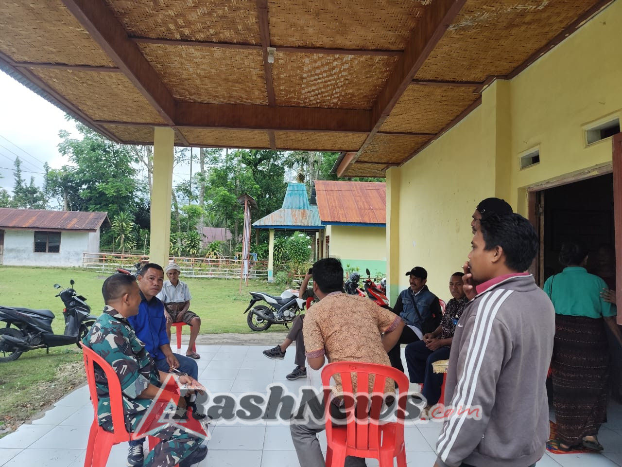 Babinsa Komsos dengan Aparat Desa Anajiaka Bangun Sinergi Wilayah