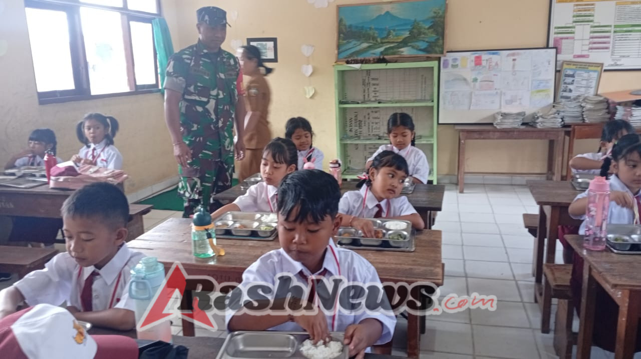 Babinsa Undisan Dukung Kegiatan Makan Bergizi Gratis di Sekolah