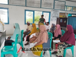 TNI Hadir di Tengah Warga, Babinsa Koramil 1602-01 Awasi Distribusi Bansos Beras