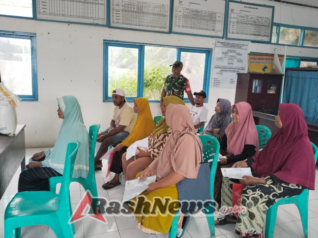 TNI Hadir di Tengah Warga, Babinsa Koramil 1602-01 Awasi Distribusi Bansos Beras