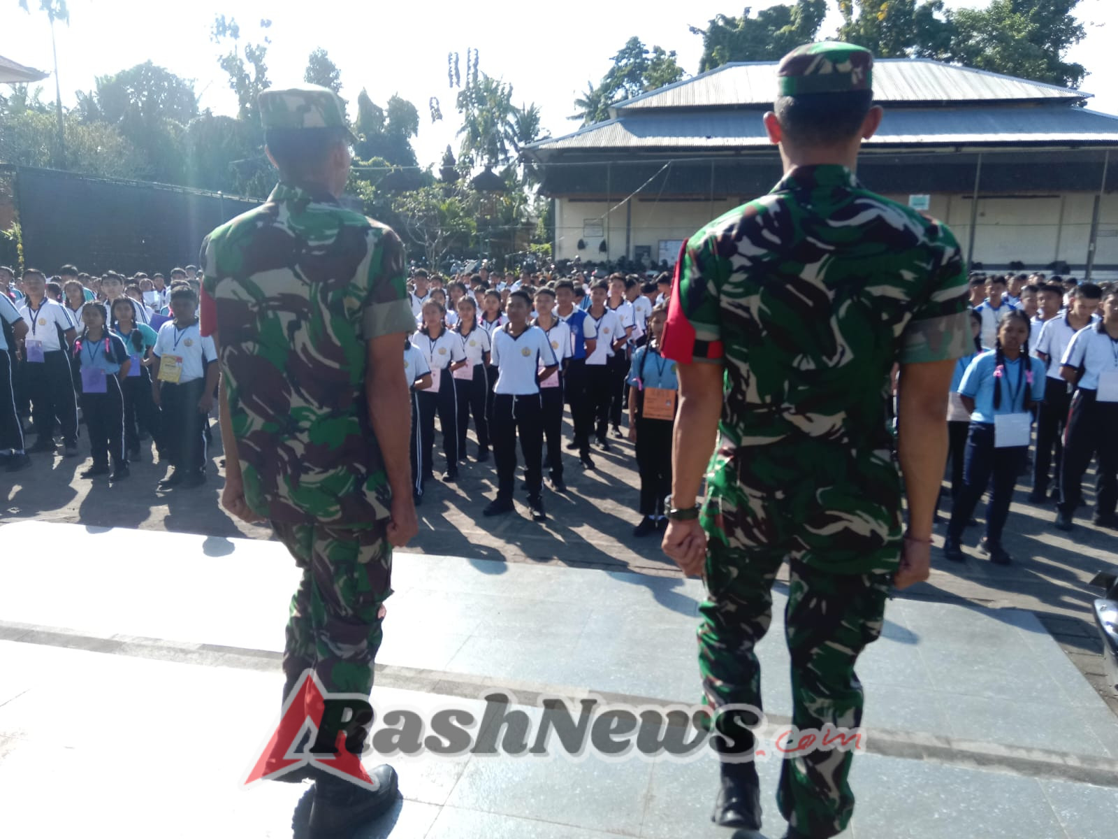 Babinsa Koramil 1616-02/Ubud Latih Siswa dengan Wasbang dan Baris-Berbaris