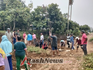 Tingkatkan Kesejahteraan Warga, Babinsa Kodim 1602/Ende Kawal Pembangunan Jalan Desa