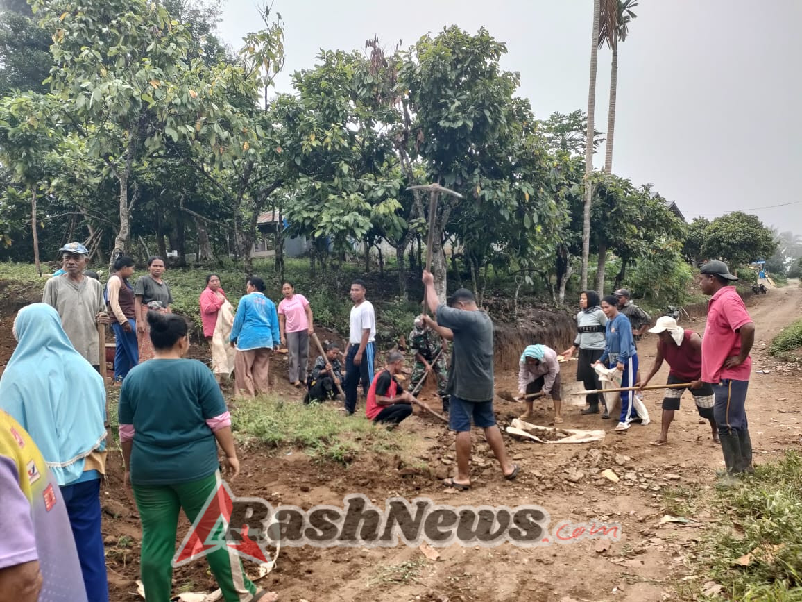 Tingkatkan Kesejahteraan Warga, Babinsa Kodim 1602/Ende Kawal Pembangunan Jalan Desa