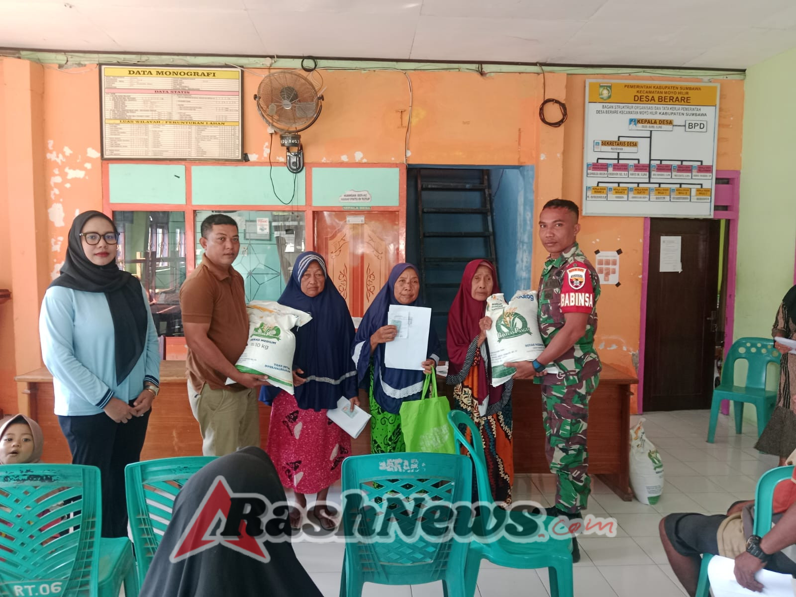 ‎Babinsa Berare Pastikan Bantuan Pangan dari Bulog Tepat Sasaran
