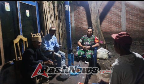 Babinsa Serma Landa Himbau Warga Tingkatkan Kewaspadaan di Malam Hari