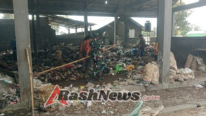 Wujudkan Kebersihan Lingkungan, Babinsa Dukung Pengolahan Sampah di Semparu