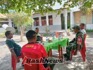 Pamwil dan Komsos di Ngalukoja: Babinsa Tegaskan Pentingnya Ketertiban di Musim Hujan