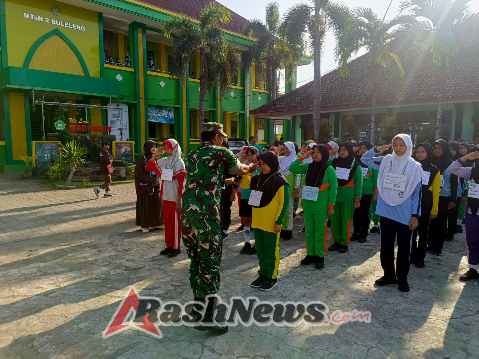Sinergi TNI dan Dunia Pendidikan, Babinsa Kodim 1609/Buleleng Bekali Siswa Baru Wawasan Kebangsaan.