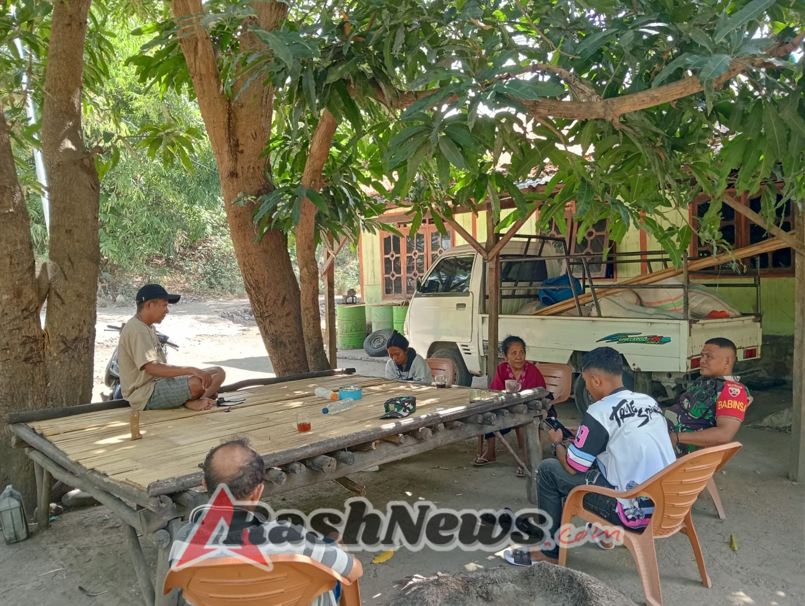 Cegah Potensi Bahaya di Musim Hujan, Babinsa Imbau Warga Jaga Kebersihan Jalan