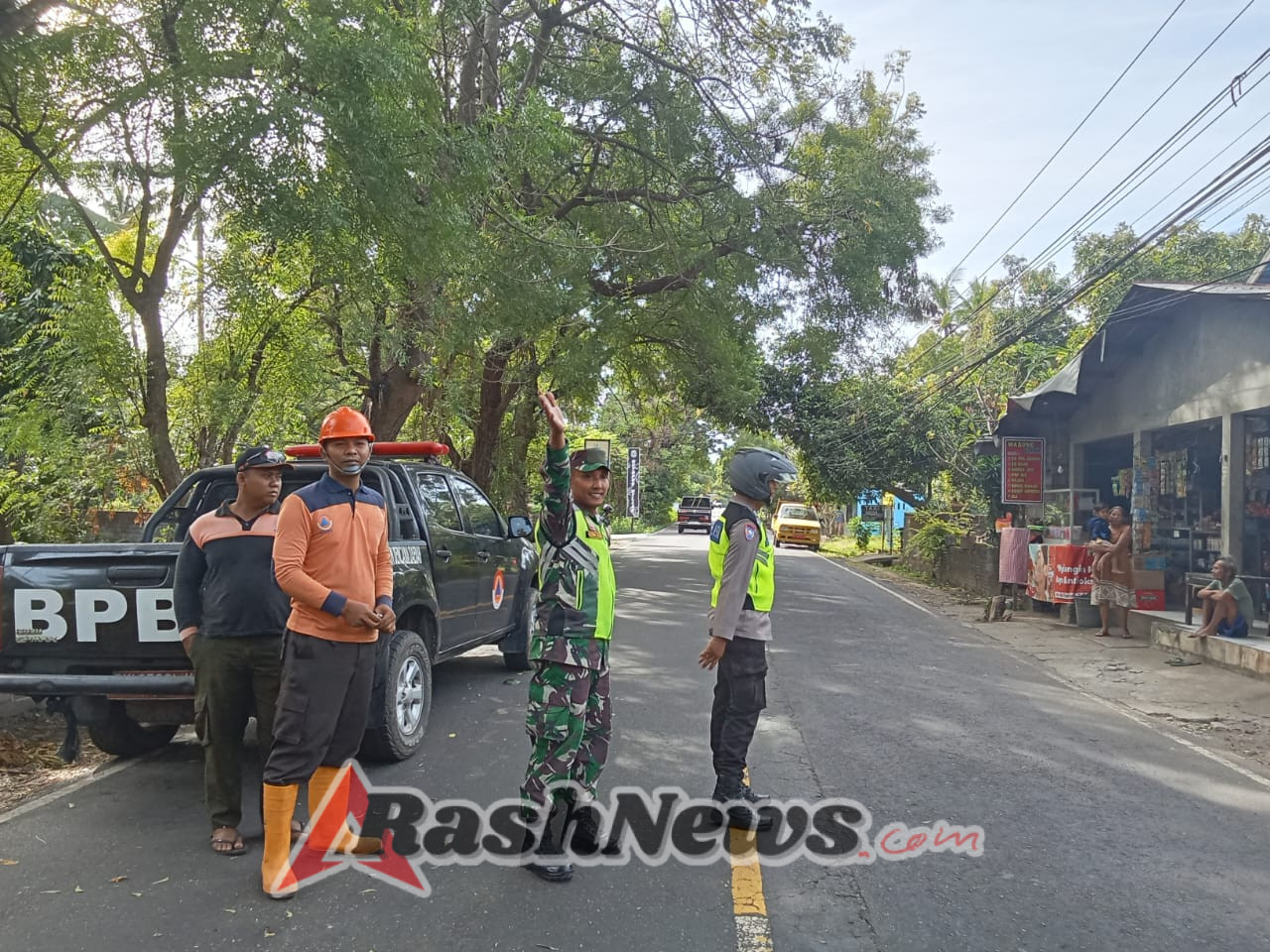 Babinsa dan Bhabinkamtibmas Kawal Penebangan Pohon oleh DLH Demi Kelancaran Lalu Lintas