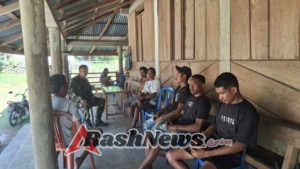 Babinsa Koramil 03/Katikutana Pererat Hubungan dengan Warga melalui Komsos di Desa Daha Elu