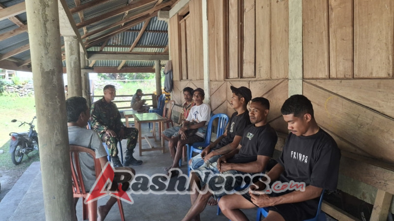 Babinsa Koramil 03/Katikutana Pererat Hubungan dengan Warga melalui Komsos di Desa Daha Elu