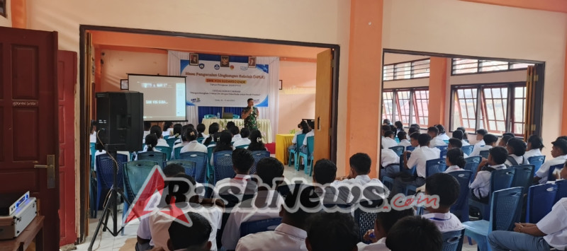 Babinsa Koramil 1602-01/Ende Isi Materi Wawasan Kebangsaan pada Kegiatan MPLS di SMK Yos Sudarso