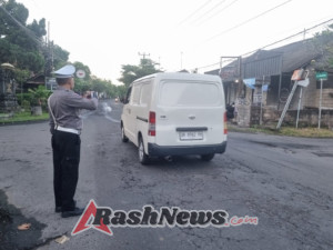 Personel Ops Patuh Agung 2025 Laksanakan Pengaturan dan Penjagaan di Simpang Tukad Cau Klungkung.