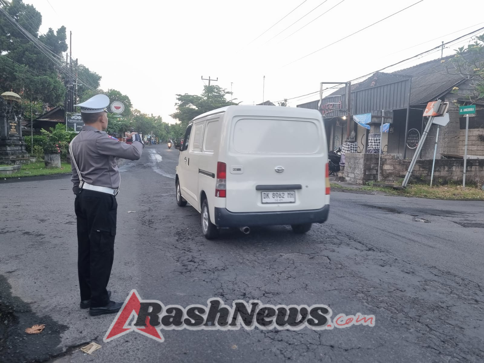 Personel Ops Patuh Agung 2025 Laksanakan Pengaturan dan Penjagaan di Simpang Tukad Cau Klungkung.