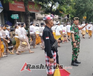 Dukung Kearifan Lokal, Babinsa Gianyar Turun Langsung Kawal Tradisi Atma Wedana