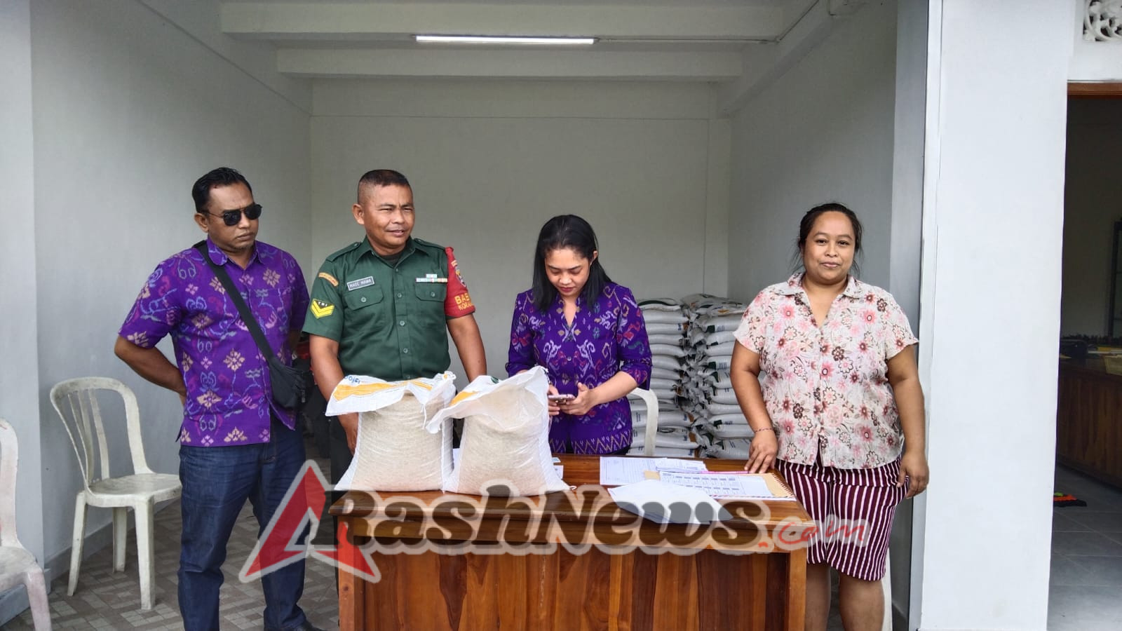 Bersama Bhabinkamtibmas, Babinsa Petak Kaja Jaga Ketertiban Distribusi Bantuan Pangan